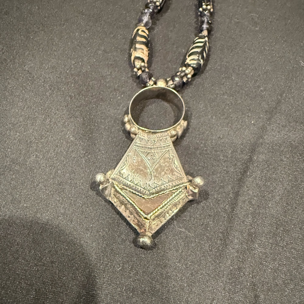 Tuareg Silver and Agate Tanfouk Necklace, Moroccan Berber Necklace Tribal - Picture 6 of 12